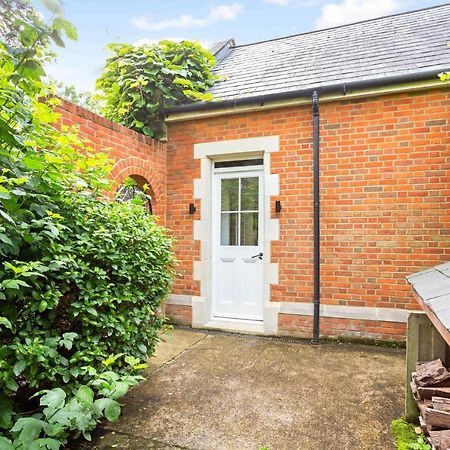 The Annexe - Beautiful Apartment With Garden Close To Heathrow And Windsor Staines-upon-Thames Exterior photo