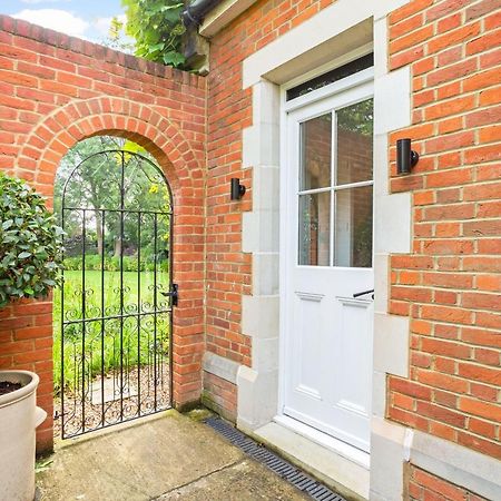 The Annexe - Beautiful Apartment With Garden Close To Heathrow And Windsor Staines-upon-Thames Exterior photo