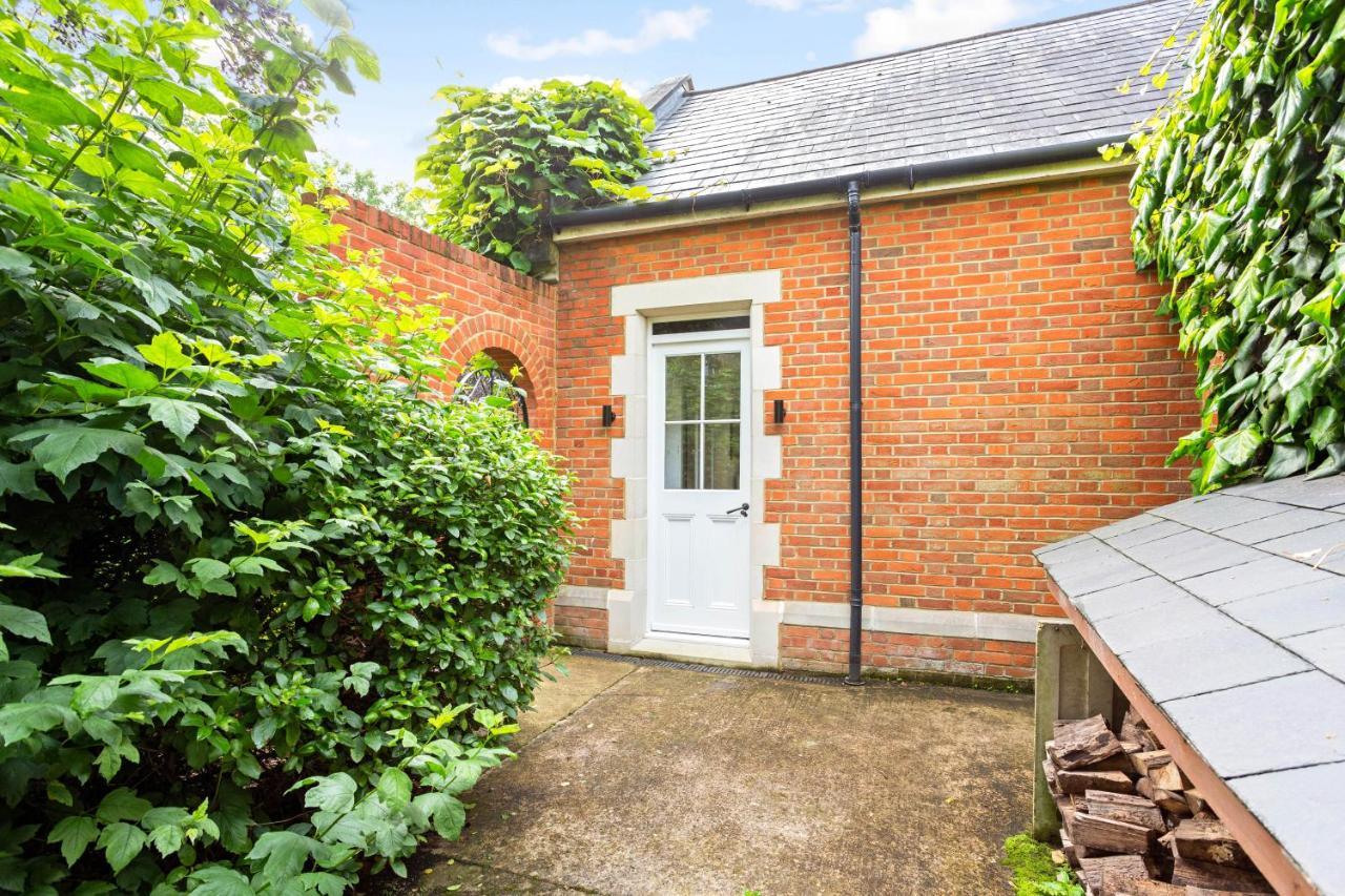 The Annexe - Beautiful Apartment With Garden Close To Heathrow And Windsor Staines-upon-Thames Exterior photo